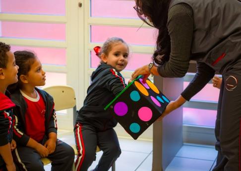 Infantil aprendendo sobre as cores