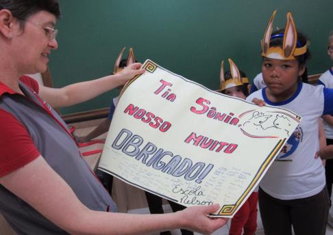 PÁSCOA SOLIDÁRIA - entrega a Escola Municipal Nelson Sperandio