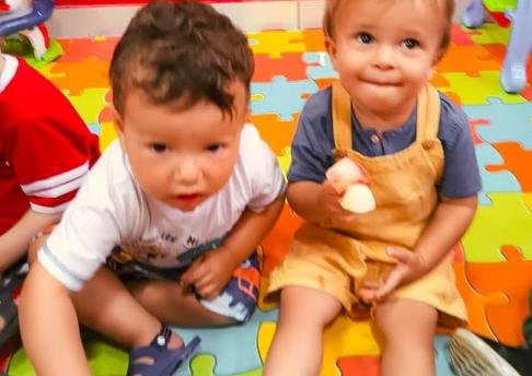 Berçario brincando com gelatina 