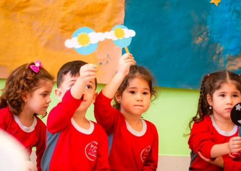 Infantil aprendendo sobre o dia e a noite