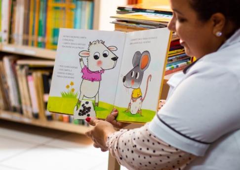 Aula de biblioteca com tia Eliz