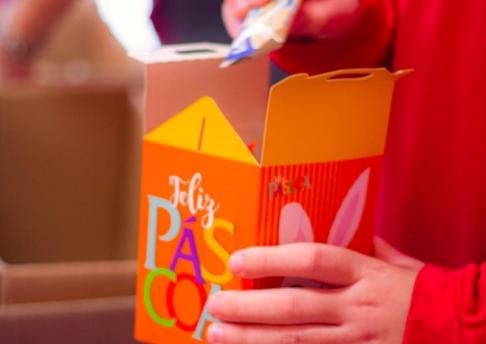 Montagem de caixinhas da Páscoa Solidária