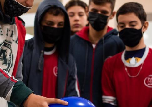 Corrida de latinhas com eletrostática